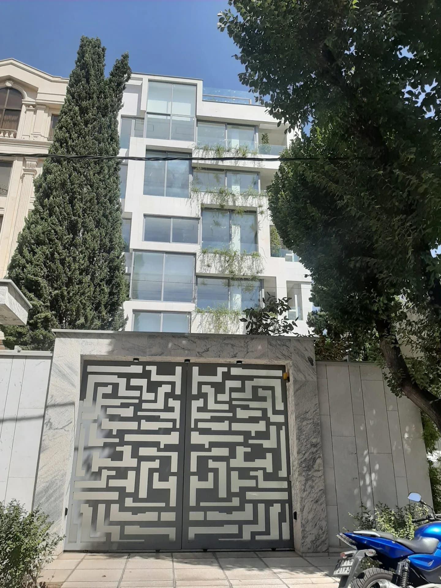 سعادت آباد 220‌متر