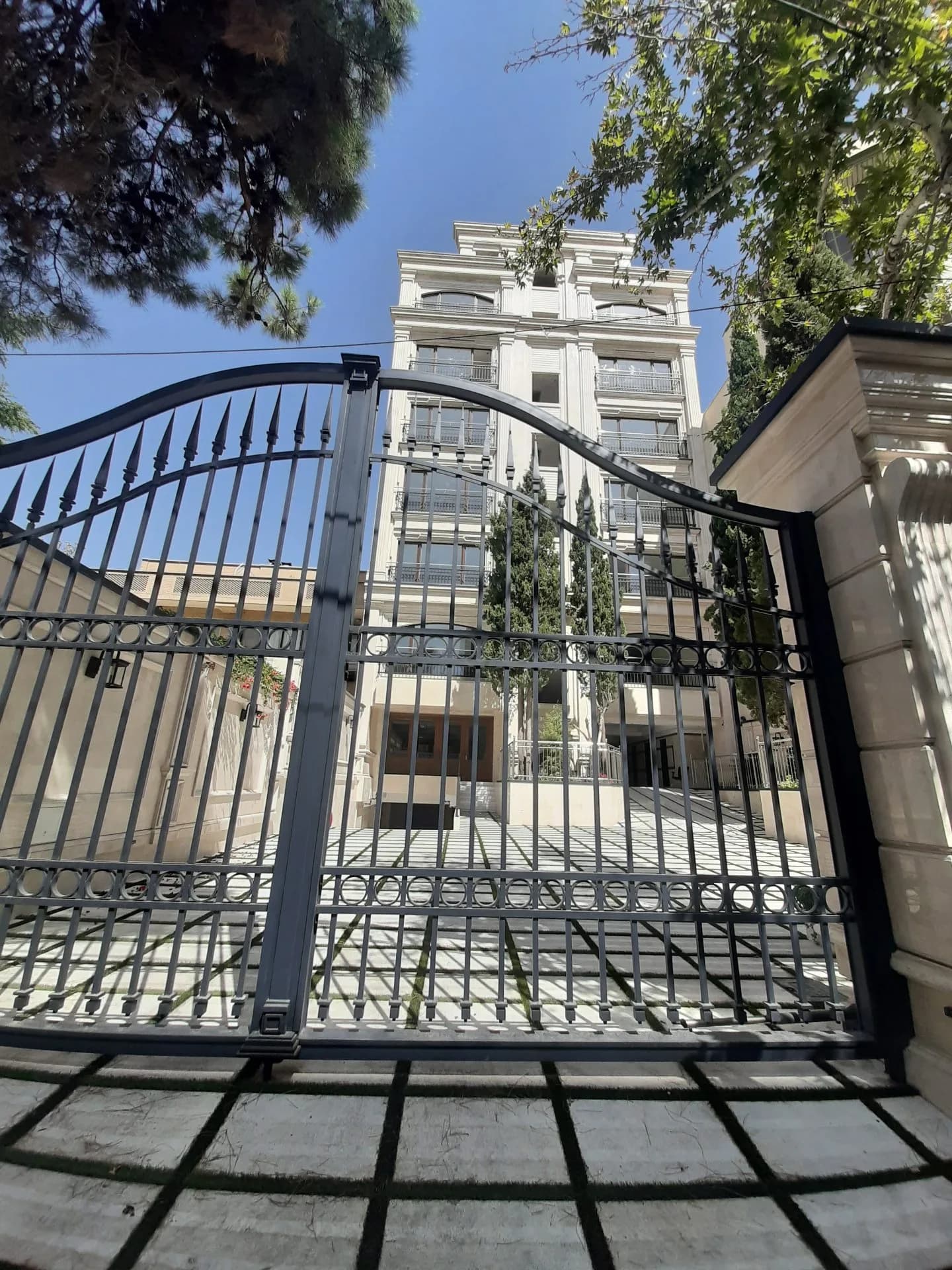 سعادت آباد علامه شمالی 180 متر