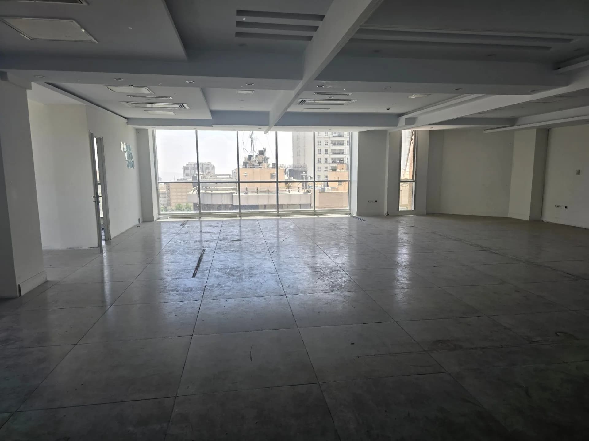 ۱۶۰ متر سند اداری  با ۳پارکینگ بر اصلی