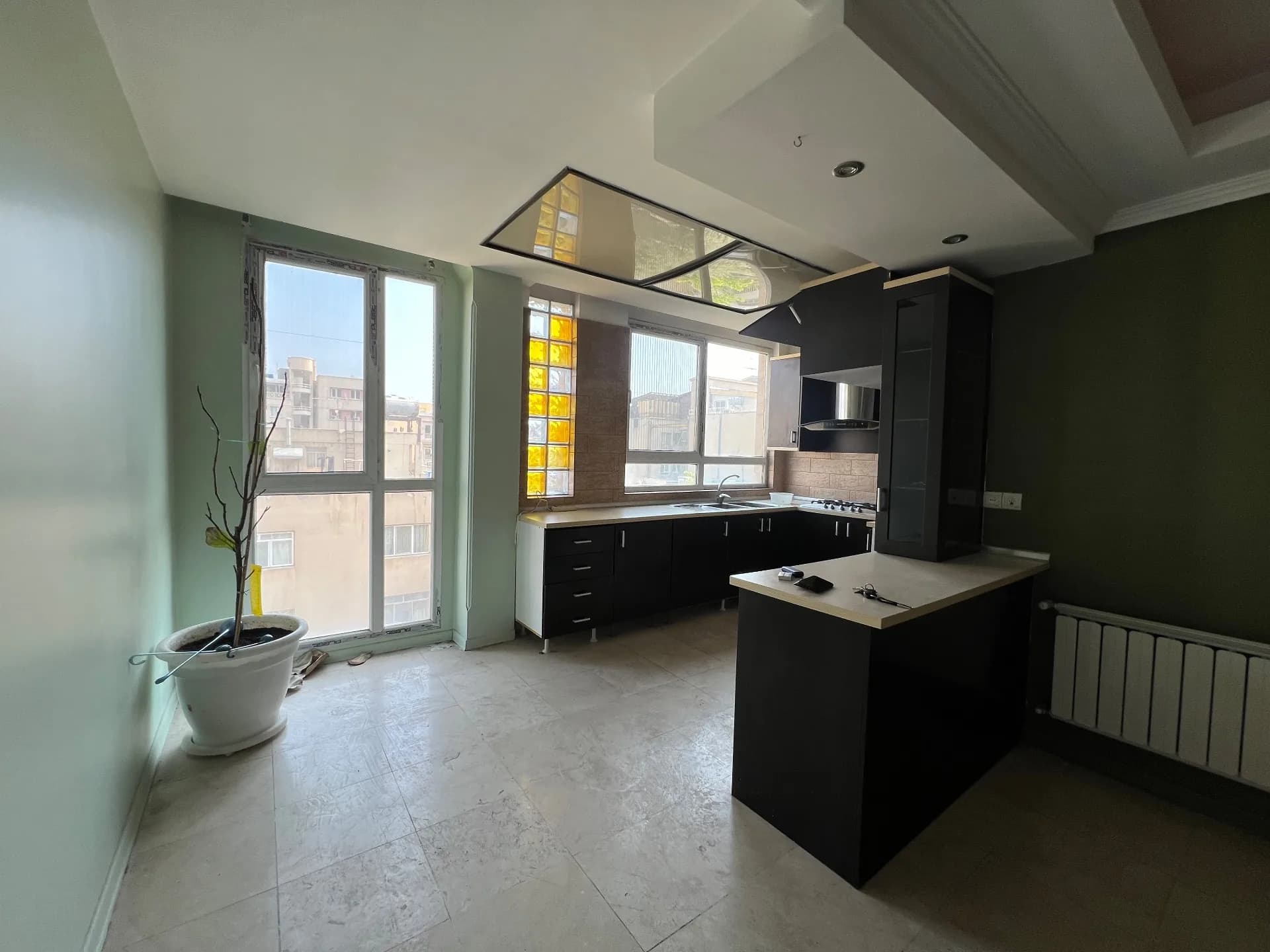 اپارتمان ۱۶۲ متری در سعادت اباد، بالای کاج