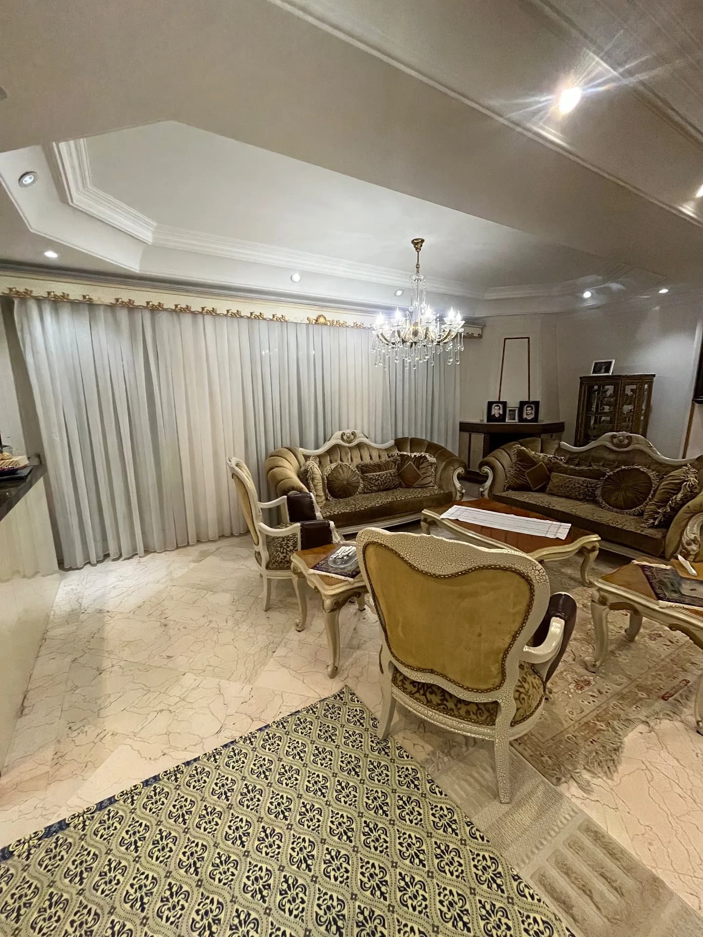 اپارتمان ۱۳۰ متری در سعادت اباد، سرو غربی