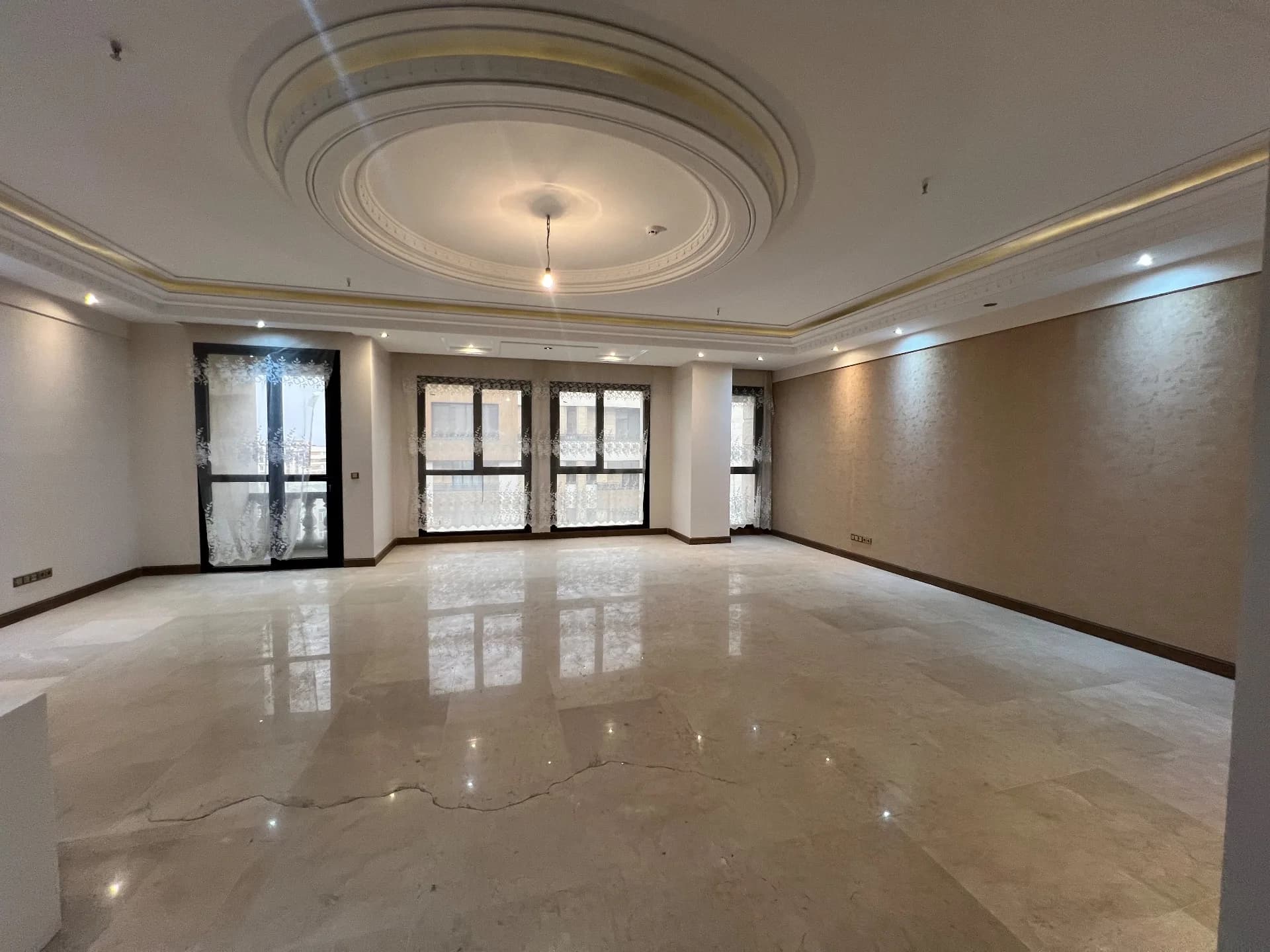 اپارتمان 150 متری در سعادت اباد، 24 متری